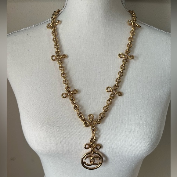 RARE - CHANEL Vintage 93 P Gold Infinity Necklace - Picture 2 of 8